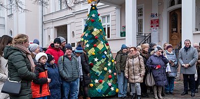 Dziergana choinka stanęła przed urzędem w Kościanie [ZDJĘCIA, WIDEO]-89871