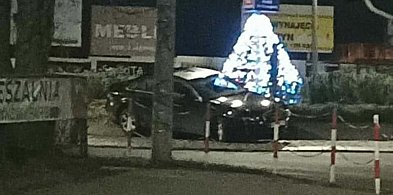 Pijany zostawił auto na środku ronda i zaczął uciekać-90039