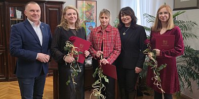 Trzy nauczycielki „Konopnickiej” z awansem [ZDJĘCIA]-90054