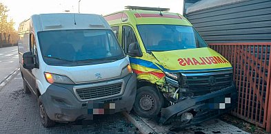 Zderzenie karetki z busem w Krzywiniu. Winny kierowca ambulansu [ZDJĘCIA]-90114