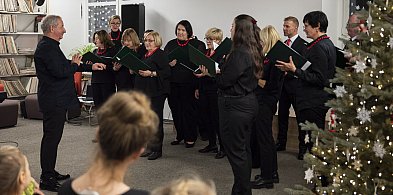 Kolędy i pastorałki w bibliotece. Koncert Chóru Kameralnego [ZDJĘCIA]-90163