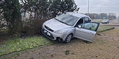 Senior wjechał na wysepkę ronda w Kiełczewie [ZDJĘCIA]-90178