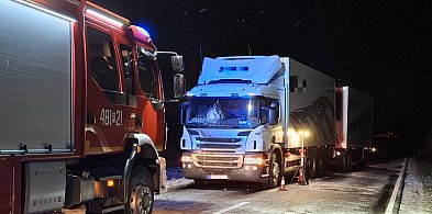 Potrącenie przez ciężarówkę. Pieszy wszedł pod samochód [ZDJĘCIA]-90274