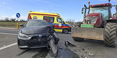 Kolejne zderzenie na wyjeździe z Kościana… Tym razem ciągnik z osobówką [ZDJĘCIA]