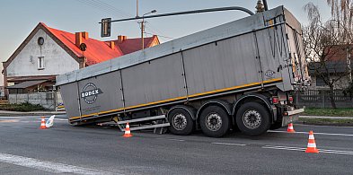 Odczepiła się naczepa na skrzyżowaniu w Racocie [ZDJĘCIA]