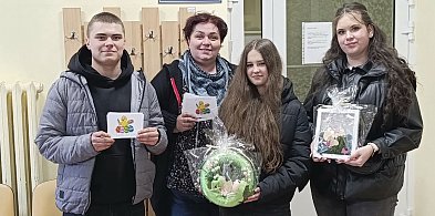 Wizyta uczniów „Ratajczaka” na paliatywie i ZOL oraz upominki dla DPS