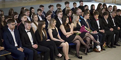 Uroczystość zakończenia szkoły przez maturzystów „Ratajczaka” [ZDJĘCIA]