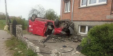 Pijany kierowca dachował busem, który zatrzymał się na prywatnej posesji
