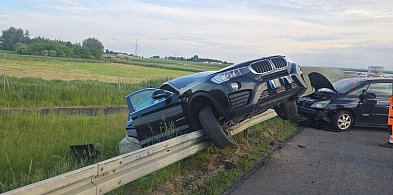 Zdarzenie drogowe na S5. Auto zawisnęło na barierkach [ZDJĘCIA]