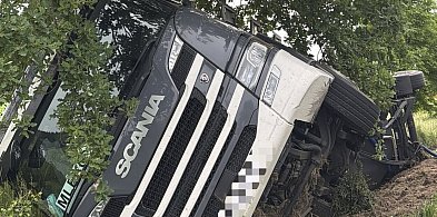Ciężarówka z cysterną wpadła do rowu
