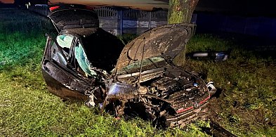 Groźny wypadek za Jerką. Wypadli z drogi i uderzyli w drzewo [ZDJĘCIA]