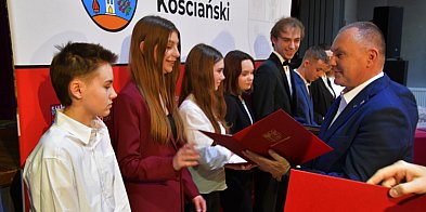 Stypendia dla zdolnych od starosty i powiatu-89624