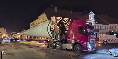 Przejazd kolosów przez Śmigiel nocną porą