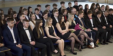 Zakończenie szkoły przez maturzystów „Ratajczaka"