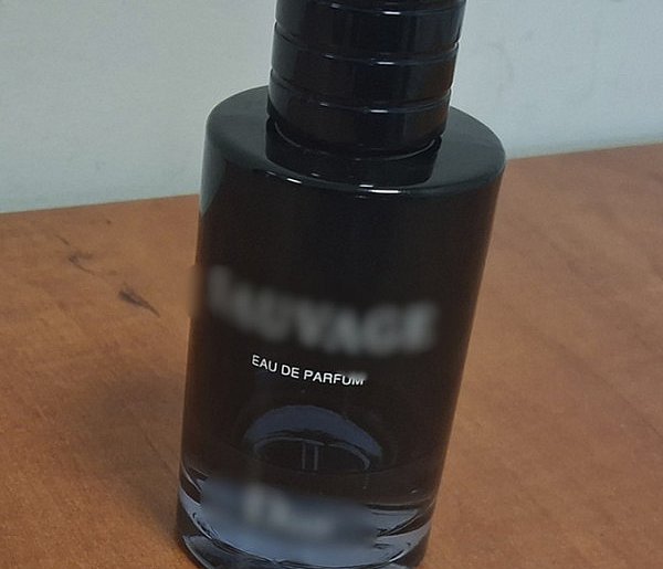 Ukradli perfumy za 3300 zł. Działali w czterech-89244