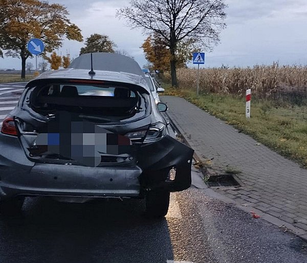 Pijana uderzyła w samochód i zaczęła uciekać dymiącym się autem-89351