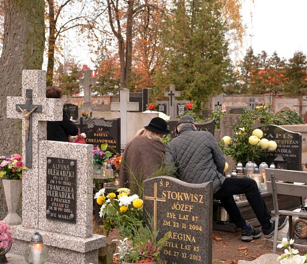 Savoir-vivre na 1 listopada. Jak się zachować podczas wizyty na cmentarzu?-89405