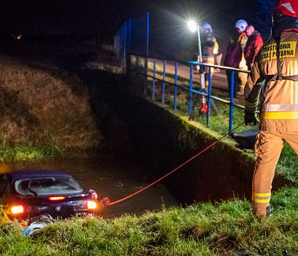 Samochód wpadł do kanału na tamie w Kurzej Górze [ZDJĘCIA]-89549