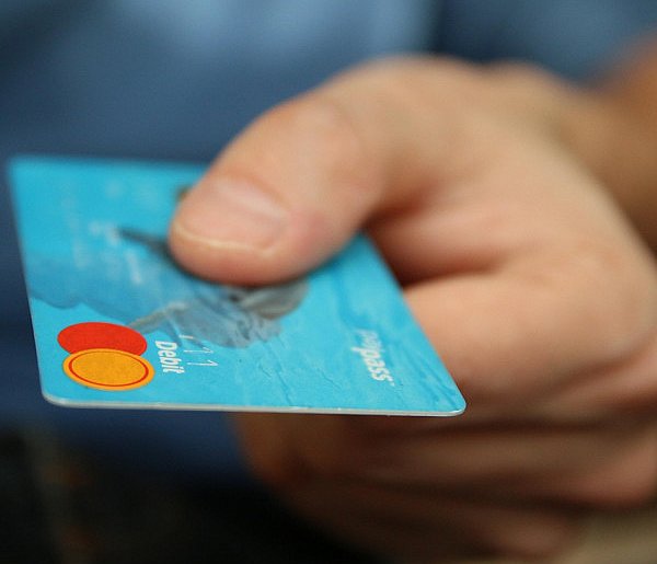 Fiskus skontroluje płatności kartą Polaków? Resort zabiera głos-89654