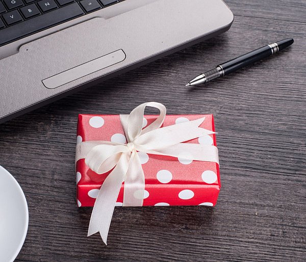 Świąteczna paczka może stać się problemem. Skarbówka patrzy z ukrycia-89785