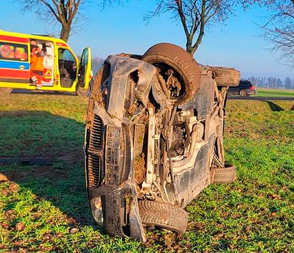 21-latek kierujący BMW wypadł z drogi i dachował-89856
