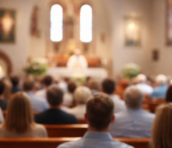 Ilu Polaków naprawdę chodzi do kościoła? Jedna statystyka szokuje-90063