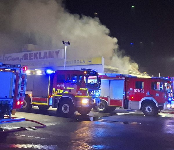 Ogromny pożar w Rawiczu. Gaszą go m.in. strażacy z Racotu [ZDJĘCIA, FILM]-90087