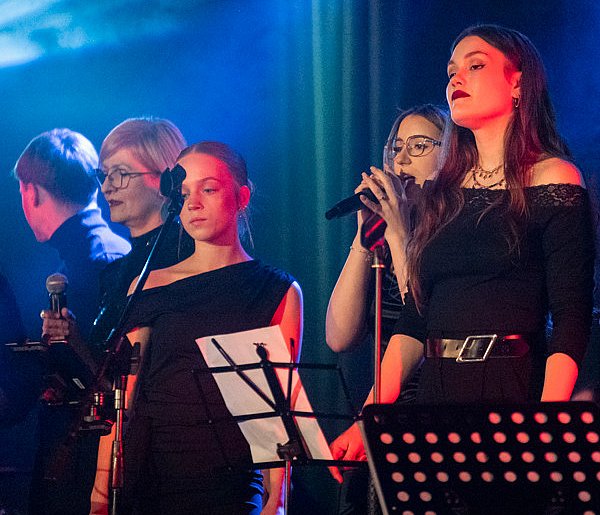 Świąteczny koncert kościańskich artystów. Sala kipiała od emocji [ZDJĘCIA]-90120