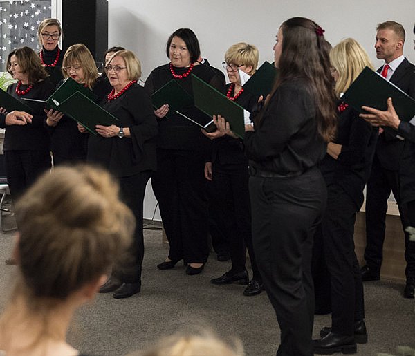 Kolędy i pastorałki w bibliotece. Koncert Chóru Kameralnego [ZDJĘCIA]-90163