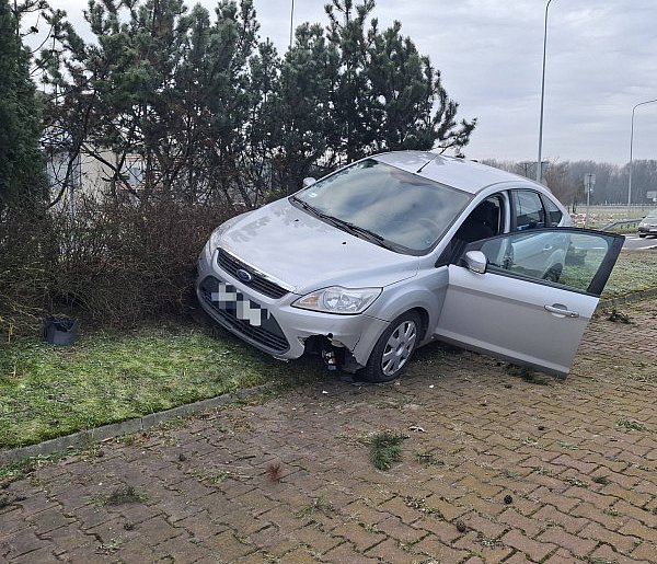 Senior wjechał na wysepkę ronda w Kiełczewie [ZDJĘCIA]-90178