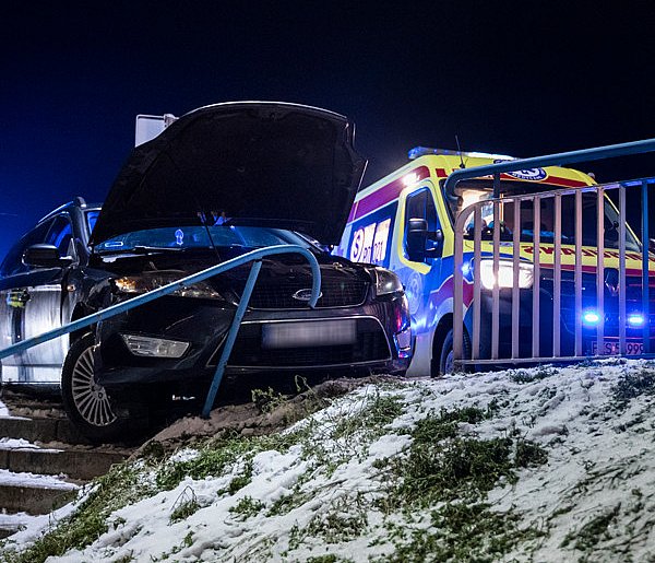 Samochód wjechał w latarnię na Północnej, tuż przed wiaduktem [ZDJĘCIA]-90295