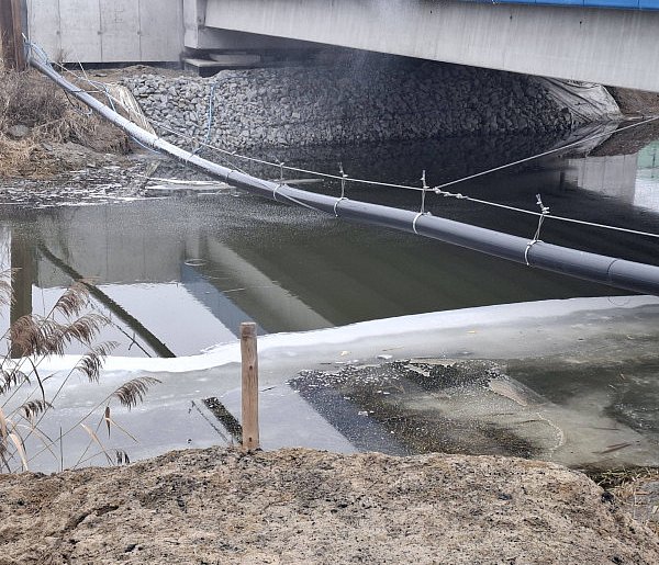 Nieznana substancja na kanale Obry w Kiełczewie