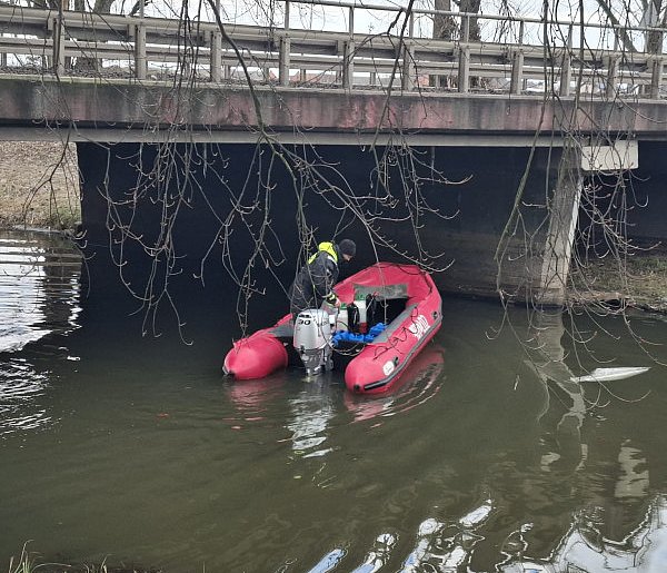 Ponownie oleista ciecz na kanale Obry [ZDJĘCIA]