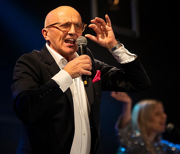 Robert Rozmus na Dzień Kobiet w KOK [ZDJĘCIA, WIDEO]