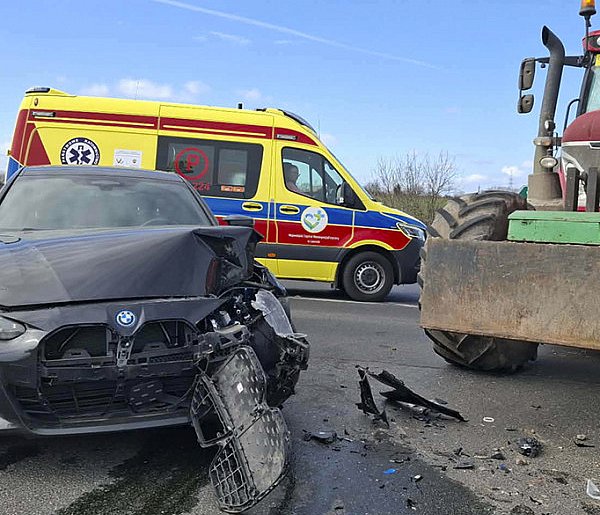 Kolejne zderzenie na wyjeździe z Kościana… Tym razem ciągnik z osobówką [ZDJĘCIA]