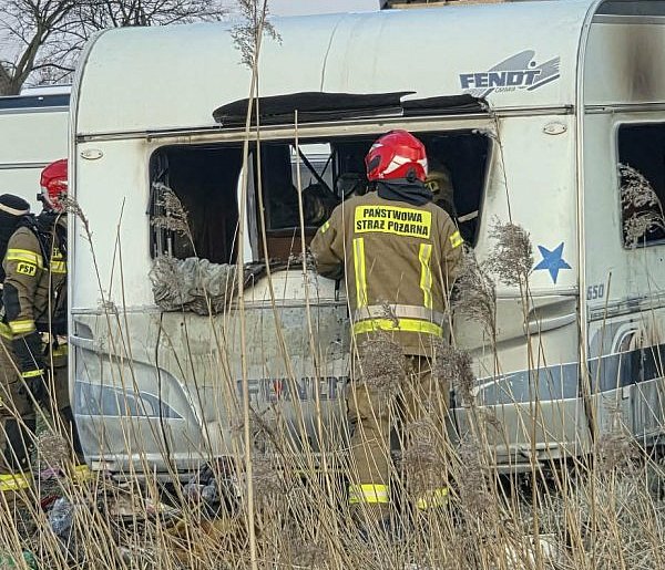 Pożar przyczepy kempingowej. W środku znajdował się pies [ZDJĘCIA]