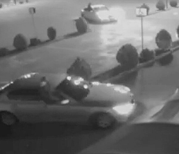 Jeździli po parkingu siedząc na drzwiach auta. Dostali mandaty [NAGRANIE]