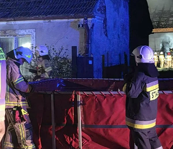 Pożar stodoły w Rąbiniu. Płonął cały budynek [ZDJĘCIA]