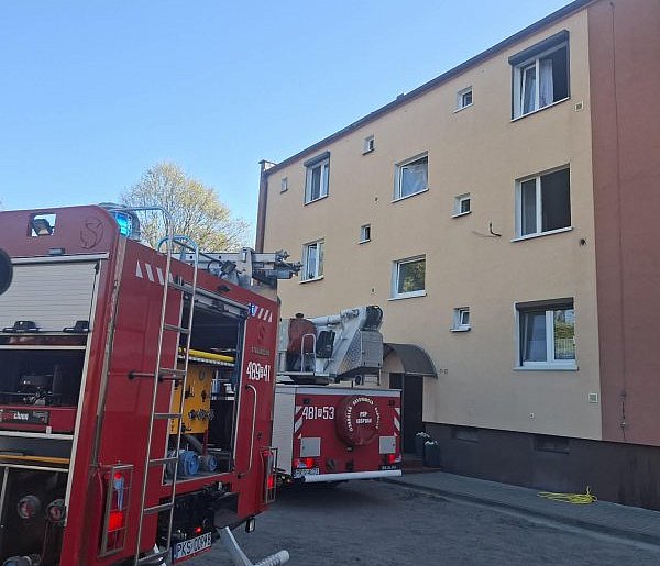 Pożar mieszkania w bloku w Gryżynie [ZDJĘCIA]