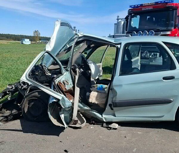 Uderzył w drzewo na drodze do Wonieścia [ZDJĘCIA]