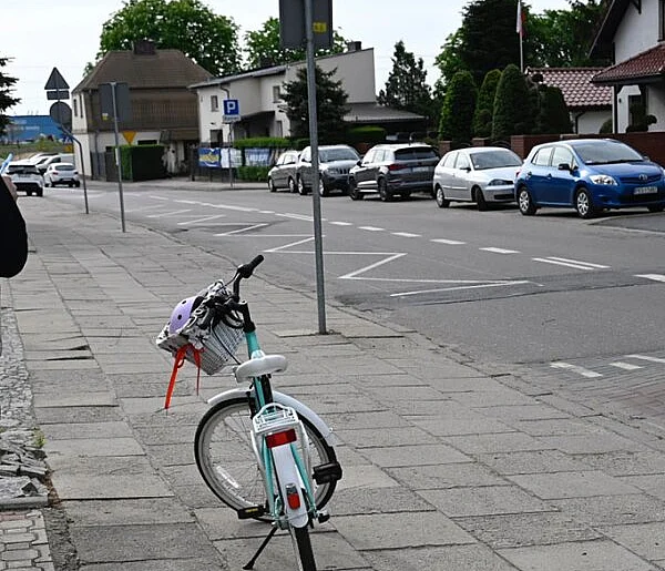 Zderzenie dziewczynki na rowerze z samochodem na przejściu [ZDJĘCIA]