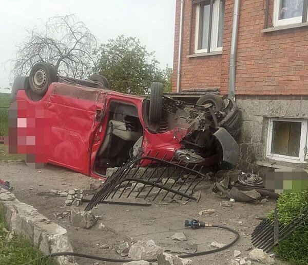 Pijany kierowca dachował busem, który zatrzymał się na prywatnej posesji