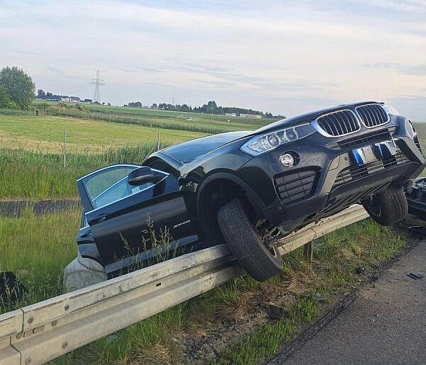 Zdarzenie drogowe na S5. Auto zawisnęło na barierkach [ZDJĘCIA]