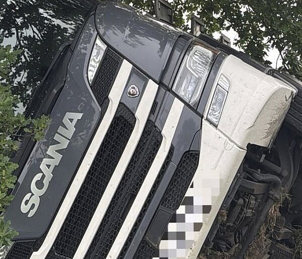 Ciężarówka z cysterną wpadła do rowu