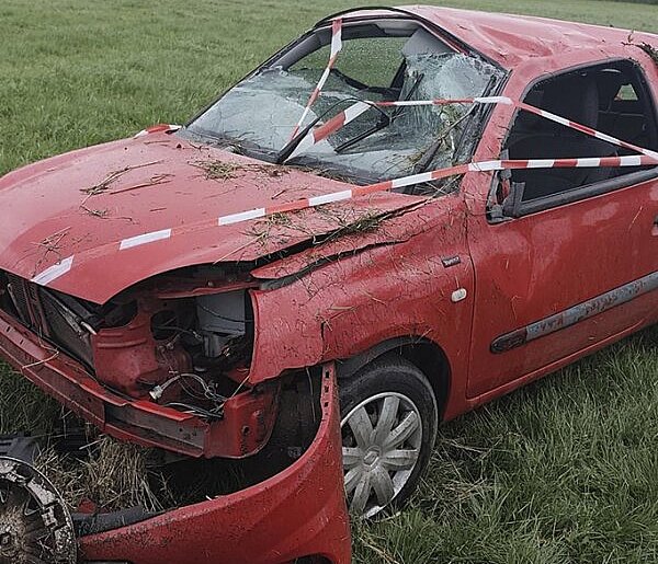 Wypadła z drogi i dachowała w Łuszkowie