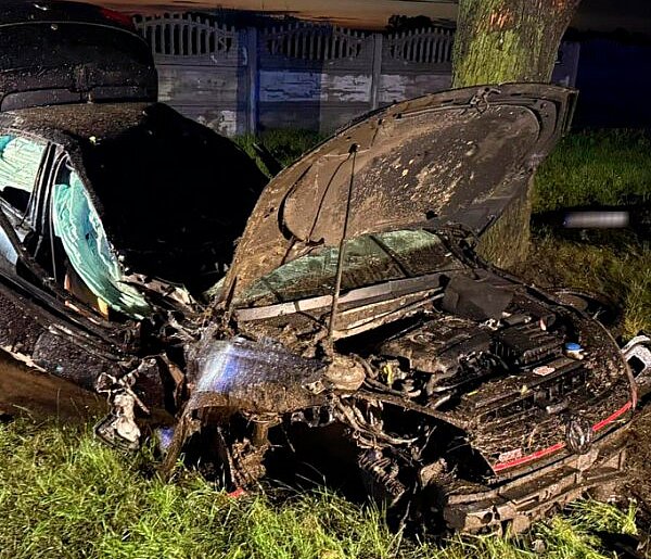 Groźny wypadek za Jerką. Wypadli z drogi i uderzyli w drzewo [ZDJĘCIA]