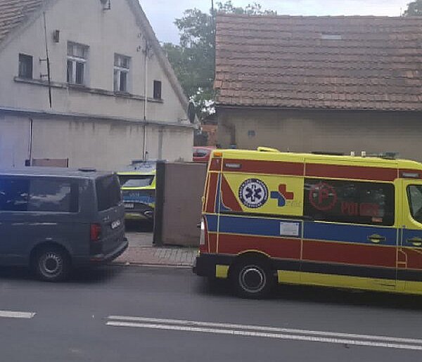 Nożownik zabarykadował się w mieszkaniu. Był agresywny [ZDJĘCIA]