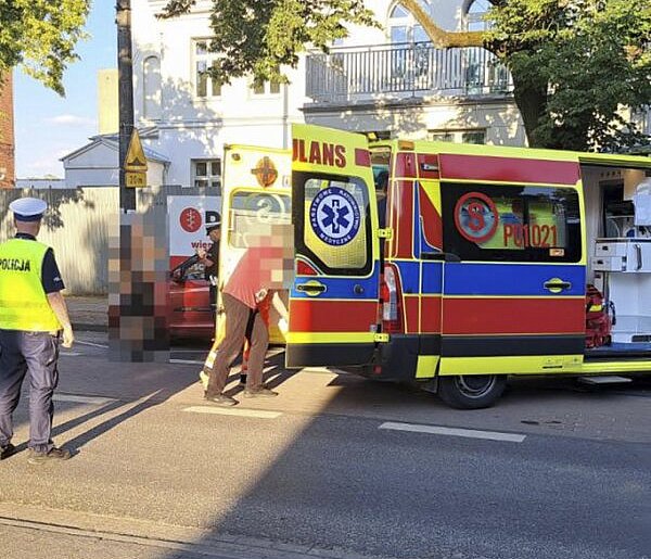 Kierowca stracił przytomność podczas jazdy. Świadkowie udzielili mu pomocy