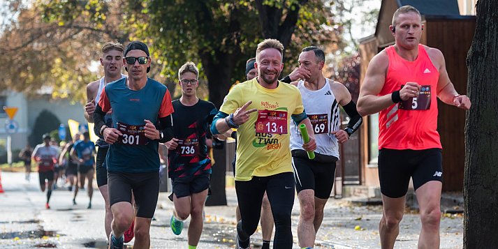 Kościański Półmaraton 2025. Biegacze opanowali Kościan [ZDJĘCIA]