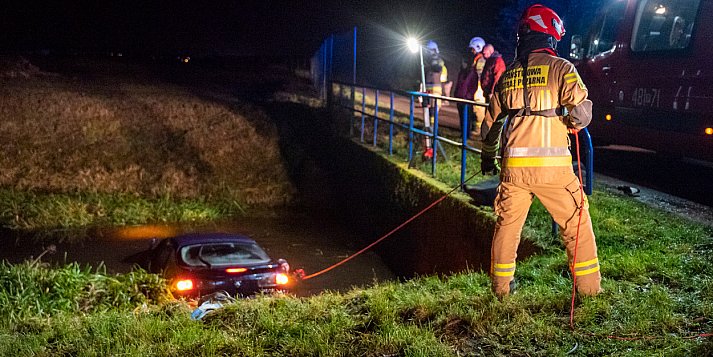 Samochód wpadł do kanału na tamie w Kurzej Górze [ZDJĘCIA]